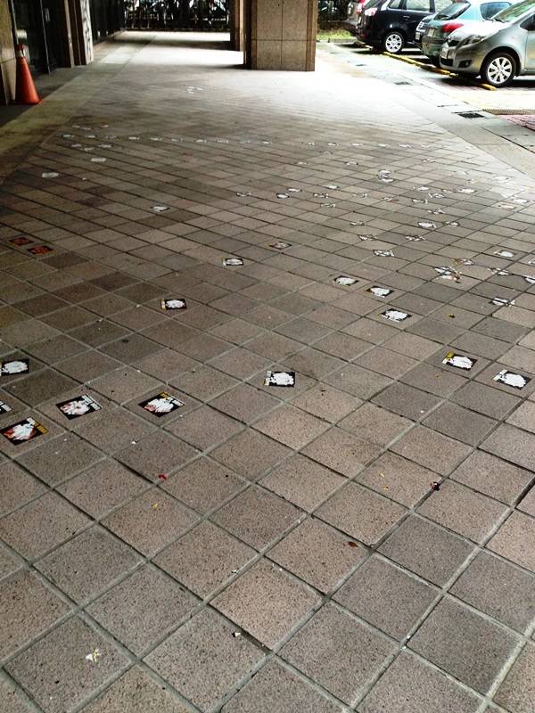 內政部建物正面的磚地上,留有斑駁的貼紙。圖5之2:王立柔/攝 內政部建物正面的磚地上,留有斑駁的貼紙。圖5之2:王立柔/攝