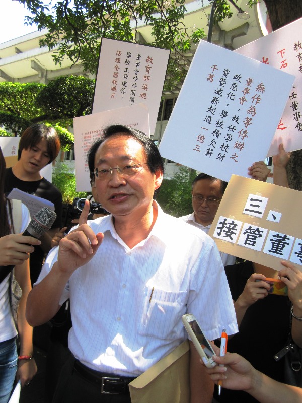 教育部副司長饒邦安出面回應,但雙方溝通無共識。圖2之2:王立柔/攝 教育部副司長饒邦安出面回應,但雙方溝通無共識。圖2之2:王立柔/攝