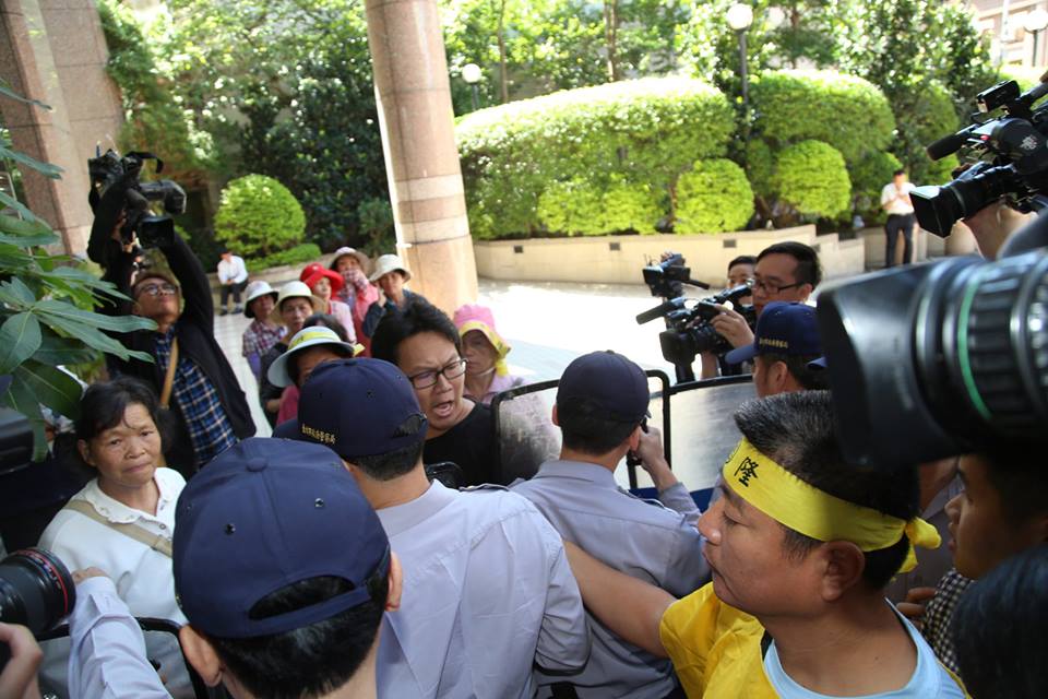 被擋在勞動部外的聲援者不滿警方不讓老工人上廁所,一度和警察在門口發生激烈口角。圖3之3:林雨佑/攝 被擋在勞動部外的聲援者不滿警方不讓老工人上廁所,一度和警察在門口發生激烈口角。圖3之3:林雨佑/攝
