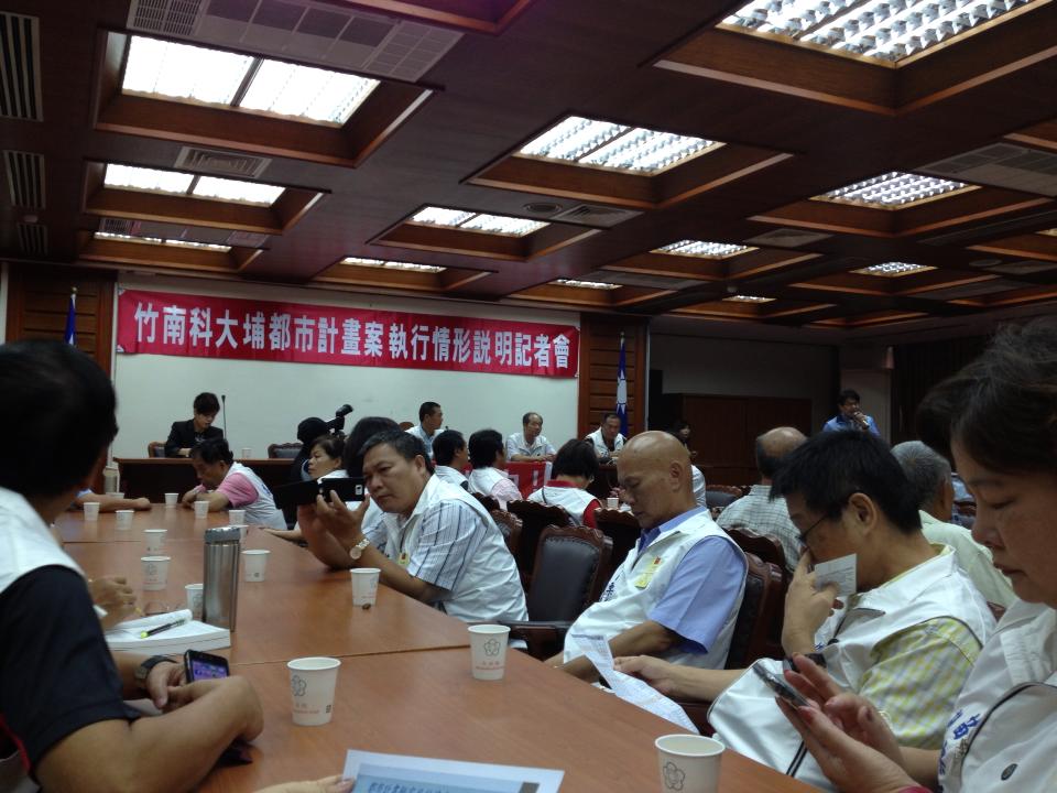 苗栗縣府與議會在立法院的記者會上,針對大埔4戶拒拆遷戶的情形一一解說。圖3之2:王立柔/攝 苗栗縣府與議會在立法院的記者會上,針對大埔4戶拒拆遷戶的情形一一解說。圖3之2:王立柔/攝