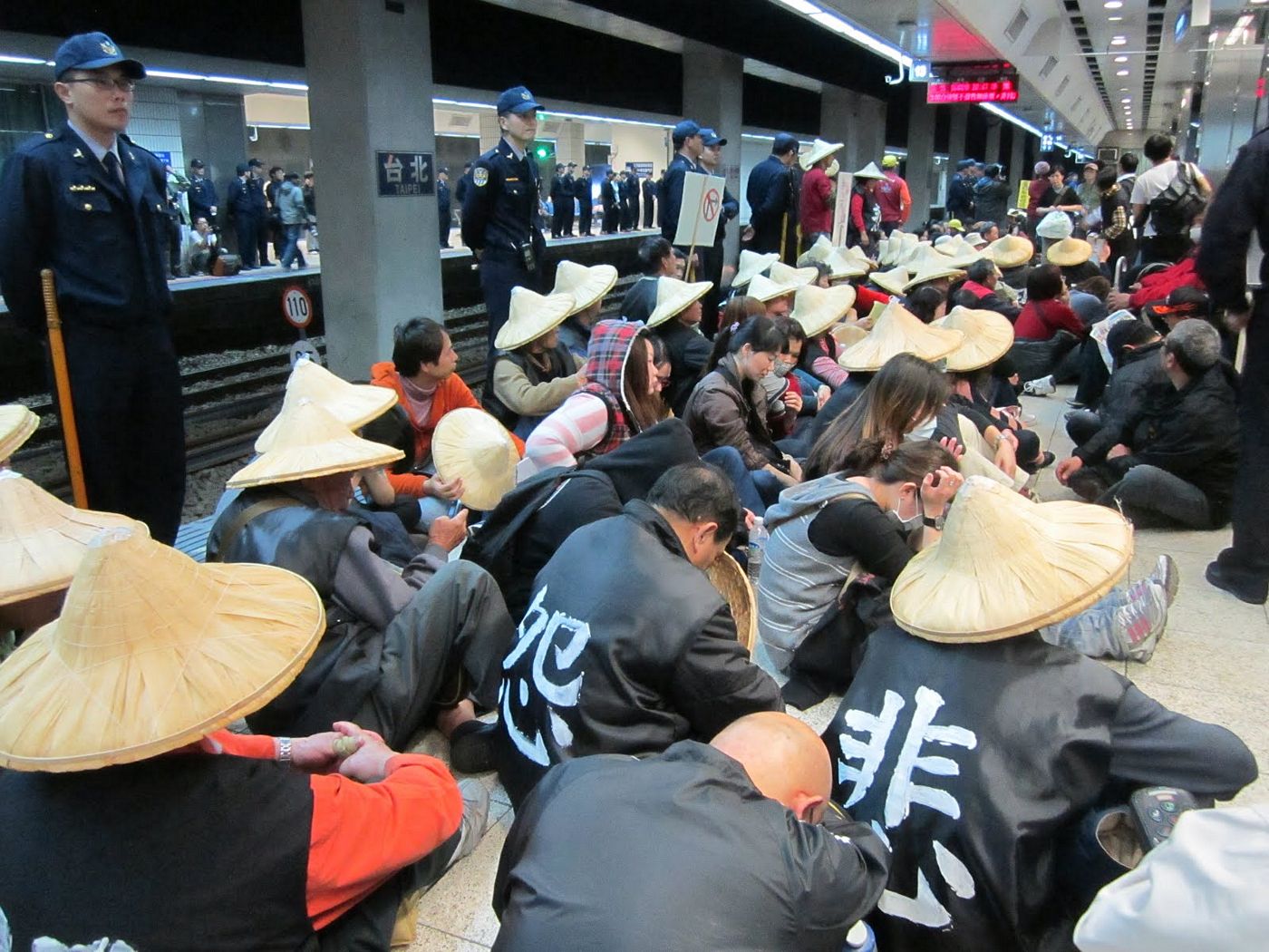 台灣鐵路管理局今(6)日表示,昨日關廠工人的行動共造成1萬600名旅客受影響,違反《鐵路法》及公共危險、阻斷公共運輸交通等行為,台鐵已移請鐵路警察局依法辦理。圖:何孟璇/攝 台灣鐵路管理局今(6)日表示,昨日關廠工人的行動共造成1萬600名旅客受影響,違反《鐵路法》及公共危險、阻斷公共運輸交通等行為,台鐵已移請鐵路警察局依法辦理。圖:何孟璇/攝