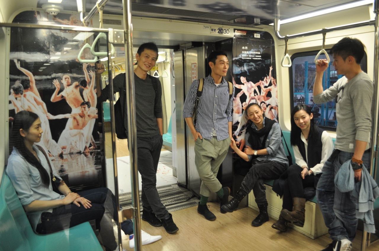 圖為車廂內2端的3人座環狀區,用了雲門舞集與雲門2的9支重要作品圖像。圖:台北市文化局提供 圖為車廂內2端的3人座環狀區,用了雲門舞集與雲門2的9支重要作品圖像。圖:台北市文化局提供
