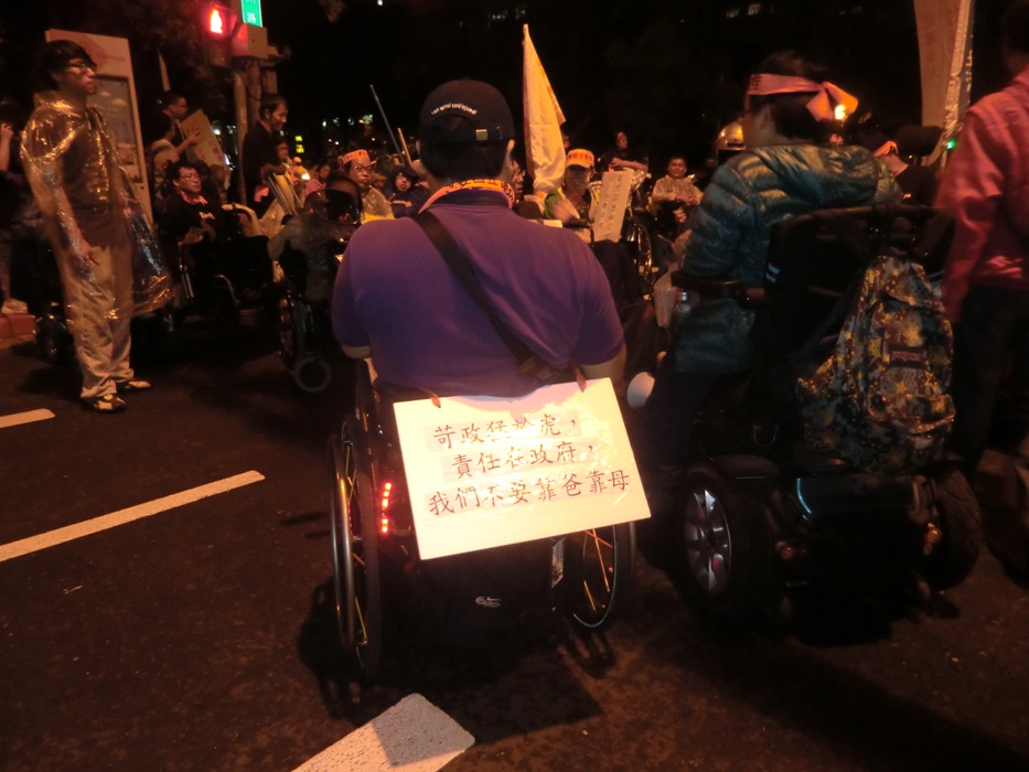 圖3-1:其中一位身障者隻身阻擋在公車前,表示我們都沒有生存的權益了,那你們還要什麼路權?圖:楊喬皓/攝 圖3-1:其中一位身障者隻身阻擋在公車前,表示我們都沒有生存的權益了,那你們還要什麼路權?圖:楊喬皓/攝