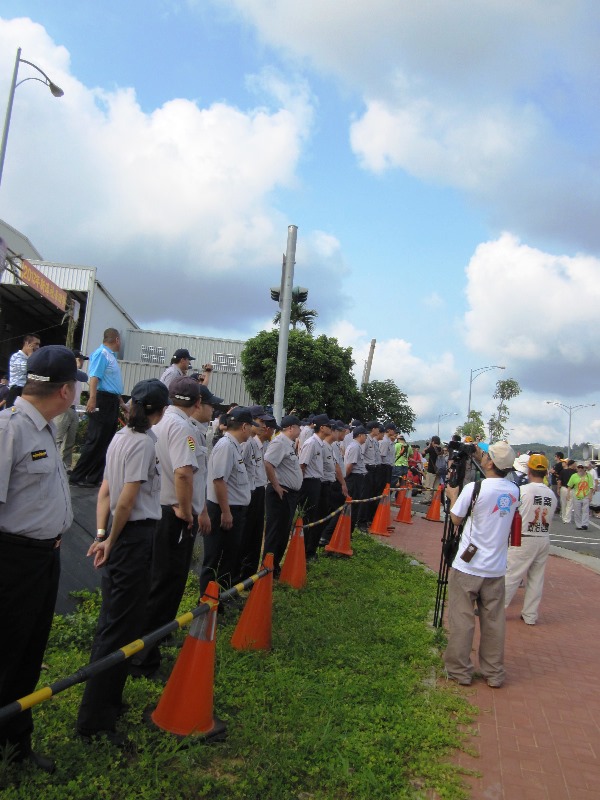 劉政鴻家的巷口,已有大批警力駐守,拉起長長的封鎖線。圖5之2:王立柔/攝 劉政鴻家的巷口,已有大批警力駐守,拉起長長的封鎖線。圖5之2:王立柔/攝