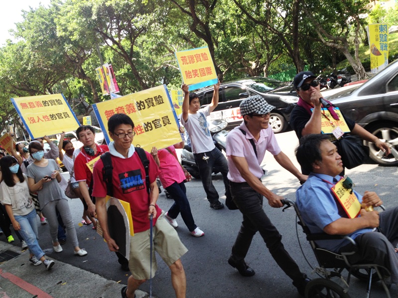 在與防檢局溝通無效後,動保抗議群眾轉戰農委會本部。圖:王立柔/攝 在與防檢局溝通無效後,動保抗議群眾轉戰農委會本部。圖:王立柔/攝