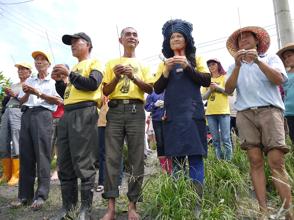 活動由反中科搶水自救會會長謝寶元帶領大家敬拜土地公開始,表達對土地公的感謝,因為祂的庇祐,土地才能年年長出豐美的稻子,讓溪州人一代又一代的安身立命。圖片來源:反中科搶水自救會提供 活動由反中科搶水自救會會長謝寶元帶領大家敬拜土地公開始,表達對土地公的感謝,因為祂的庇祐,土地才能年年長出豐美的稻子,讓溪州人一代又一代的安身立命。圖片來源:反中科搶水自救會提供