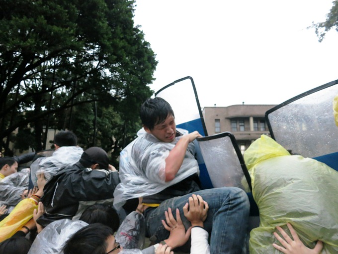 10多名反巨獸青年學生聯盟爬上行政院鐵門,要求政院處理壹傳媒交易案。圖:林朝億/攝 10多名反巨獸青年學生聯盟爬上行政院鐵門,要求政院處理壹傳媒交易案。圖:林朝億/攝