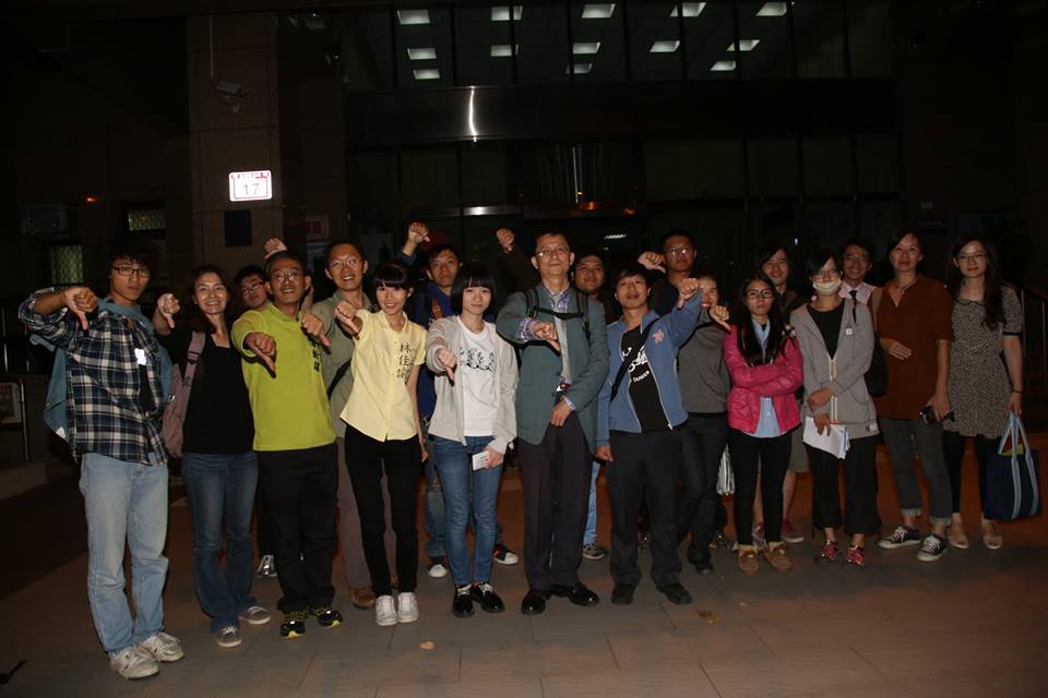 晚間近8點,樹黨發起人潘翰疆、潘翰聲以及旁聽民眾等10多人和律師走出三張犁派出所合照。圖2之2:林雨佑/攝 晚間近8點,樹黨發起人潘翰疆、潘翰聲以及旁聽民眾等10多人和律師走出三張犁派出所合照。圖2之2:林雨佑/攝