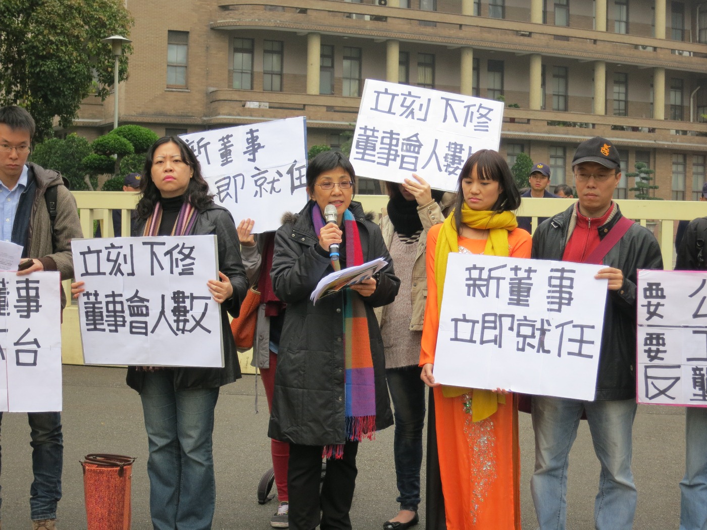 媒改團體25日在行政院前召開記者會,呼籲馬英九負起責任解決公視董事會延宕責任。圖:林朝億/攝 媒改團體25日在行政院前召開記者會,呼籲馬英九負起責任解決公視董事會延宕責任。圖:林朝億/攝