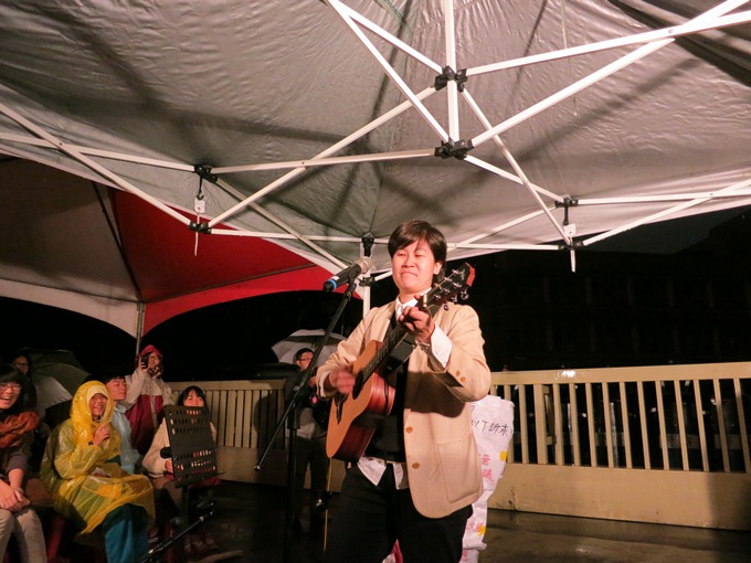 反媒體怪獸學生26日晚間將行政院前廣場,變成了民主廣場,一起分享民主經驗。圖:林朝億/攝 反媒體怪獸學生26日晚間將行政院前廣場,變成了民主廣場,一起分享民主經驗。圖:林朝億/攝