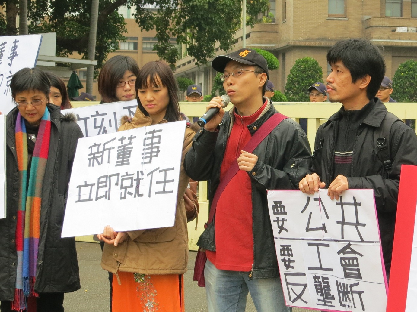 媒改團體25日在行政院前召開記者會,呼籲馬英九負起責任解決公視董事會延宕責任。圖:林朝億/攝 媒改團體25日在行政院前召開記者會,呼籲馬英九負起責任解決公視董事會延宕責任。圖:林朝億/攝