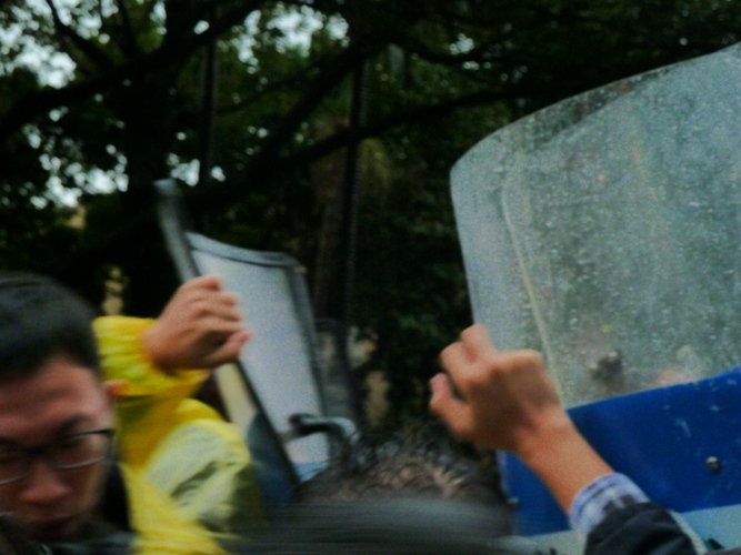 今(26)日下午前往政院希望阻止壹傳媒交易的部分學生,爬上政院鐵門。圖:謝莉慧/攝 今(26)日下午前往政院希望阻止壹傳媒交易的部分學生,爬上政院鐵門。圖:謝莉慧/攝