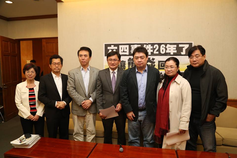 田秋菫(右二)、尤美女(左一)、陳學聖(左三)等5名藍綠立委、台灣關懷中國人權聯盟理事長楊憲宏(右一)也到場表示,馬英九和朱立倫應向中國政府出聲。圖:林雨佑/攝 田秋菫(右二)、尤美女(左一)、陳學聖(左三)等5名藍綠立委、台灣關懷中國人權聯盟理事長楊憲宏(右一)也到場表示,馬英九和朱立倫應向中國政府出聲。圖:林雨佑/攝