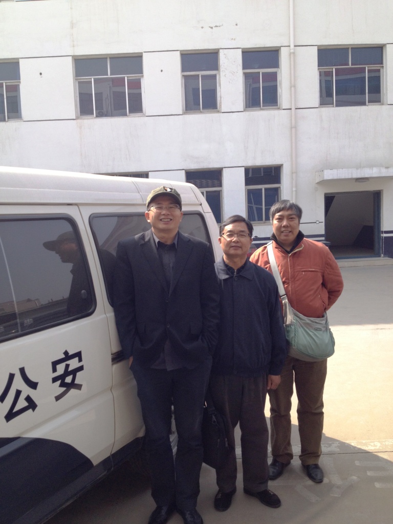 公祭發起人于世文被傳訊釋放後,與公祭參與者在正定縣公安局大樓外合影,右起:于世文,郇建生、馬中飛。圖片來源:中國網友 公祭發起人于世文被傳訊釋放後,與公祭參與者在正定縣公安局大樓外合影,右起:于世文,郇建生、馬中飛。圖片來源:中國網友