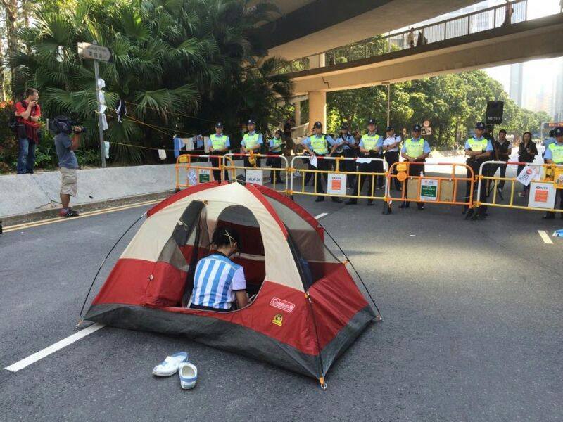 金鐘的佔中民眾戴好口罩,坐在帳篷裡跟警方對峙。圖3之2:民眾提供 金鐘的佔中民眾戴好口罩,坐在帳篷裡跟警方對峙。圖3之2:民眾提供