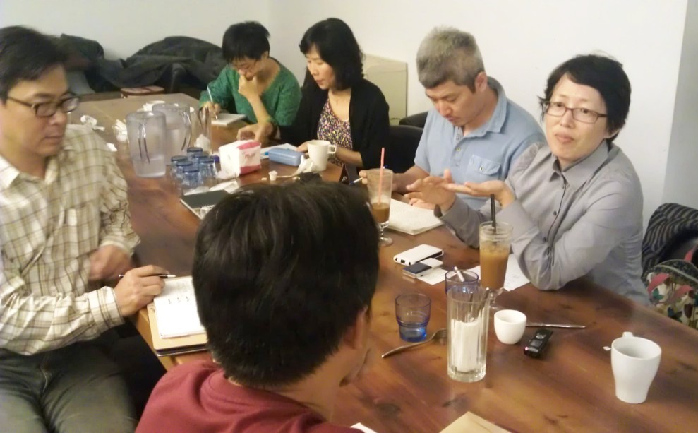 台灣社區大學全國促進會秘書長高如萍(右一)和多位NGO及媒體工作者,和邱建生進行對話,了解中國社區大學的發展。圖片來源:莊豐嘉攝影 台灣社區大學全國促進會秘書長高如萍(右一)和多位NGO及媒體工作者,和邱建生進行對話,了解中國社區大學的發展。圖片來源:莊豐嘉攝影