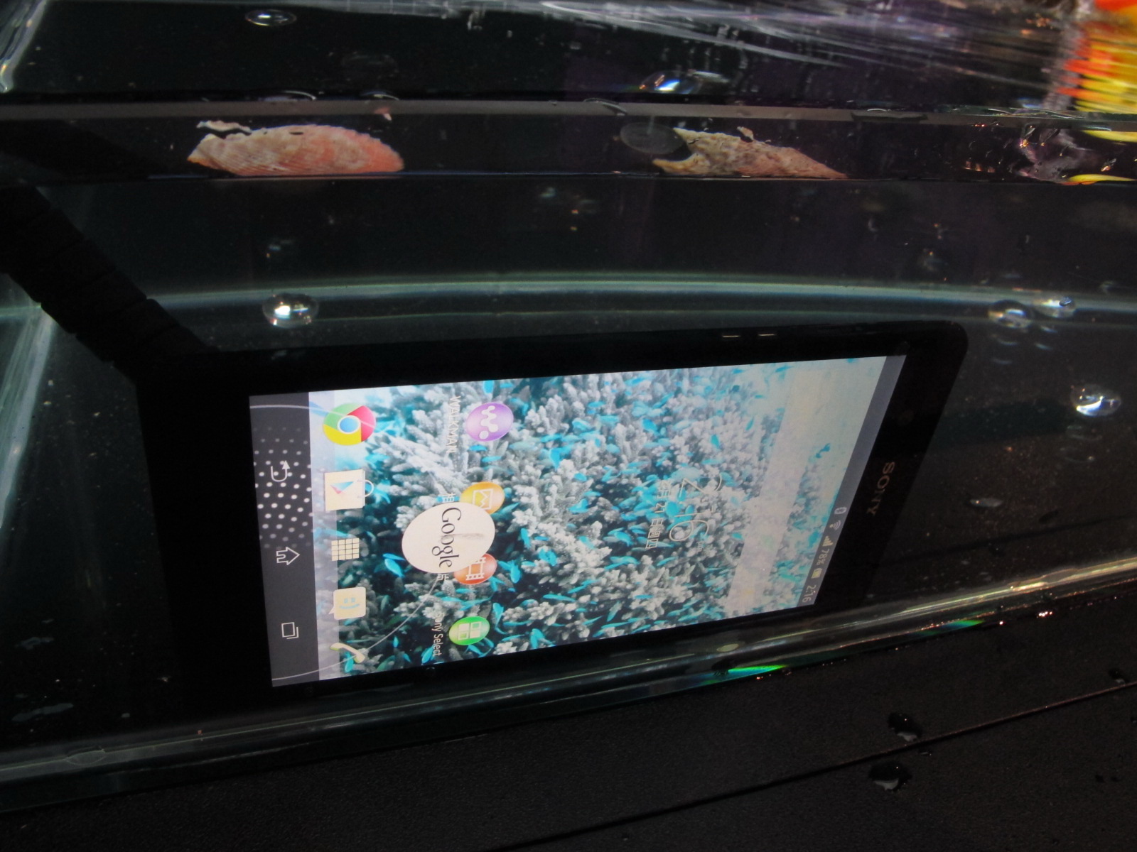 Xperia Z訴求防水IP55/57,業者解釋這個防水能力相當於在1公尺深度,可以具備30分鐘防水能力。圖:胡華勝/攝 Xperia Z訴求防水IP55/57,業者解釋這個防水能力相當於在1公尺深度,可以具備30分鐘防水能力。圖:胡華勝/攝