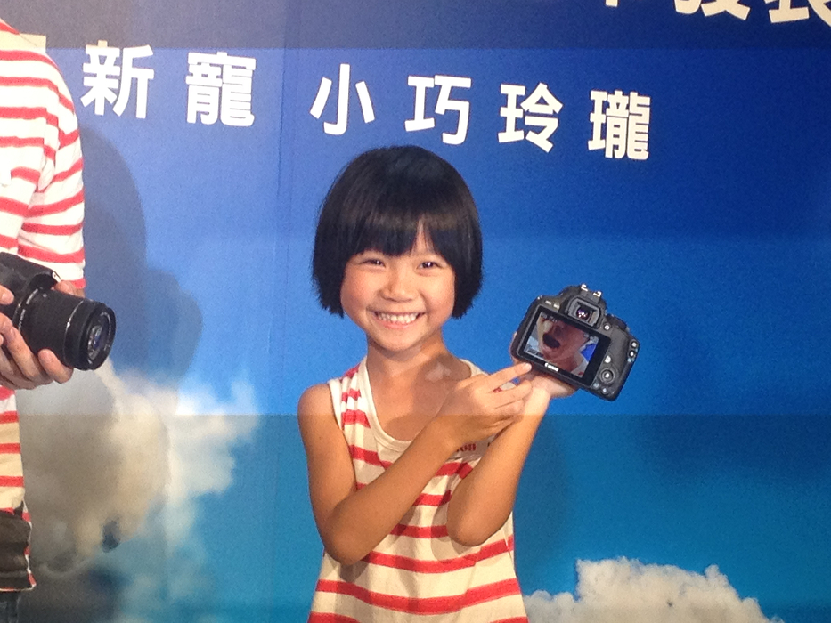 Canon找了網路超人氣女孩喬喬試用EOS 100D,其重量輕讓喬喬也可以輕鬆使用。(攝影/胡華勝) Canon找了網路超人氣女孩喬喬試用EOS 100D,其重量輕讓喬喬也可以輕鬆使用。(攝影/胡華勝)