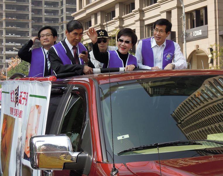 前副總統呂秀蓮宣傳公投反核四的車隊,從板橋第一運動場出發到大街小巷宣傳,呂秀蓮並站在的車隊上,頻頻向民眾揮手尋求認同與支持。圖:陳冠廷/攝 前副總統呂秀蓮宣傳公投反核四的車隊,從板橋第一運動場出發到大街小巷宣傳,呂秀蓮並站在的車隊上,頻頻向民眾揮手尋求認同與支持。圖:陳冠廷/攝