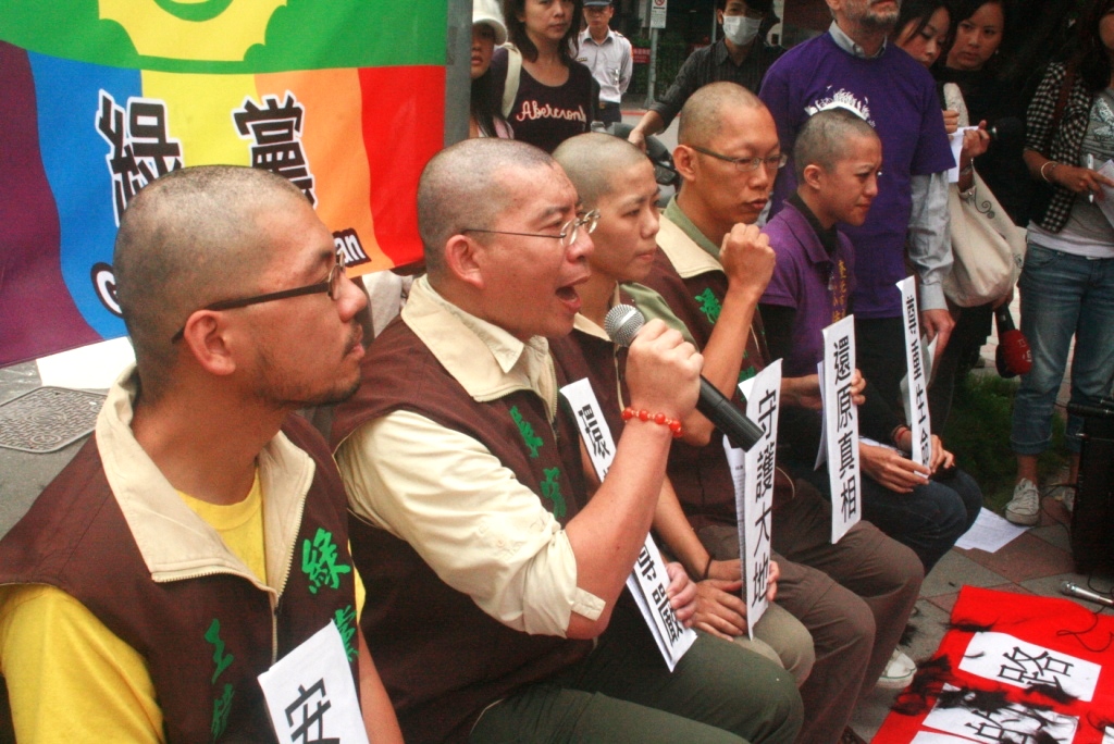 綠黨市議員候選人落髮後集體呼喊口號。圖片:李雲深/攝影 綠黨市議員候選人落髮後集體呼喊口號。圖片:李雲深/攝影