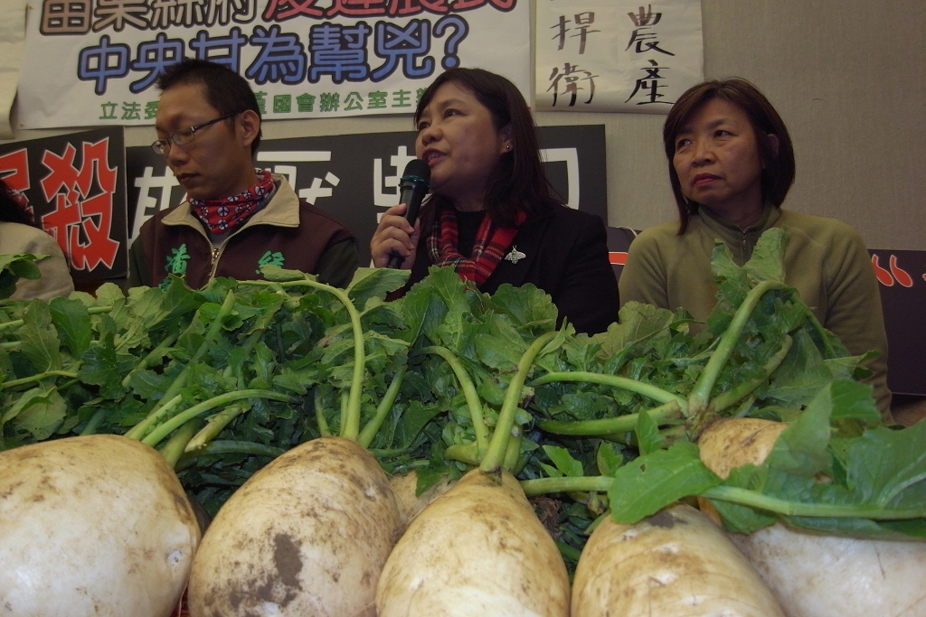 灣寶社區農民今天也帶著當地栽種的青菜、白蘿蔔,以及用白蘿蔔製成的蘿蔔糕、醃蘿蔔等,在記者會現場分給與會人士食用。圖片來源:楊宗興/攝 灣寶社區農民今天也帶著當地栽種的青菜、白蘿蔔,以及用白蘿蔔製成的蘿蔔糕、醃蘿蔔等,在記者會現場分給與會人士食用。圖片來源:楊宗興/攝