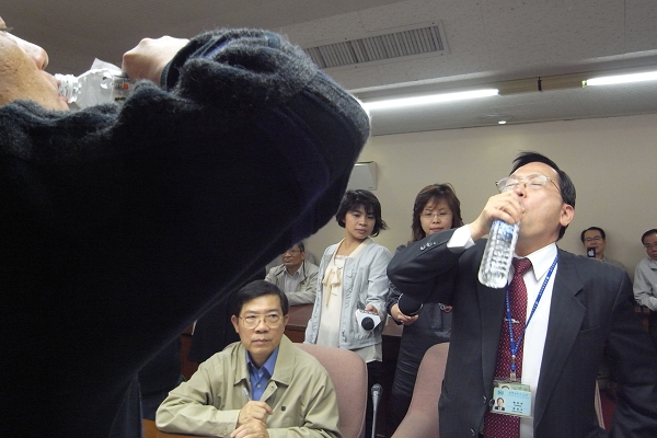 隨後王增基又拿另外一罐井水去給陳福田,陳福田面有難色接下水罐,後來在王增基示意乾杯喝了兩口,強調絕對不會讓縣民喝有毒廢水。圖片:楊宗興/攝 隨後王增基又拿另外一罐井水去給陳福田,陳福田面有難色接下水罐,後來在王增基示意乾杯喝了兩口,強調絕對不會讓縣民喝有毒廢水。圖片:楊宗興/攝