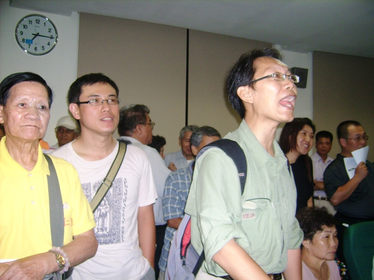 綠黨秘書長潘翰聲在說明會上大表不滿,頻頻大聲駁斥遠雄集團對環評替代方案的說明。圖片:符芳碩/攝。 綠黨秘書長潘翰聲在說明會上大表不滿,頻頻大聲駁斥遠雄集團對環評替代方案的說明。圖片:符芳碩/攝。