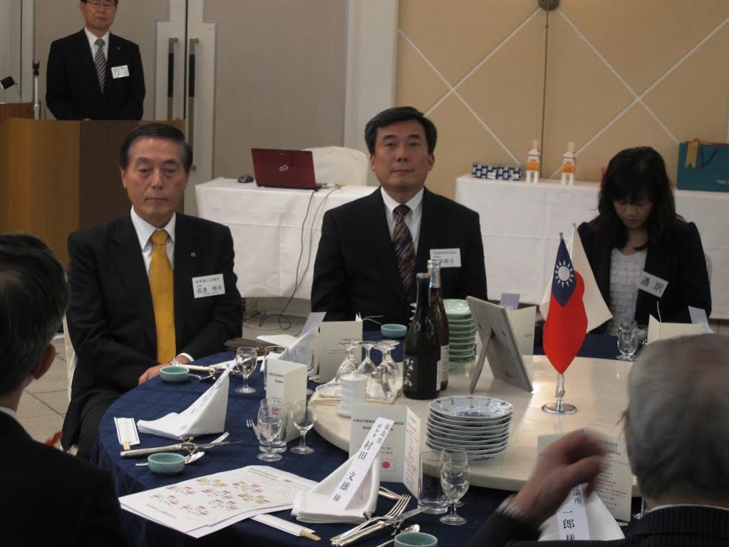 在福島商工事務所舉辦的歡迎宴上,每一餐桌上都大剌剌地掛著中華民國和日本的國旗,完全沒有日本以前對中國抗議的忌憚。圖5之5:莊豐嘉/攝 在福島商工事務所舉辦的歡迎宴上,每一餐桌上都大剌剌地掛著中華民國和日本的國旗,完全沒有日本以前對中國抗議的忌憚。圖5之5:莊豐嘉/攝