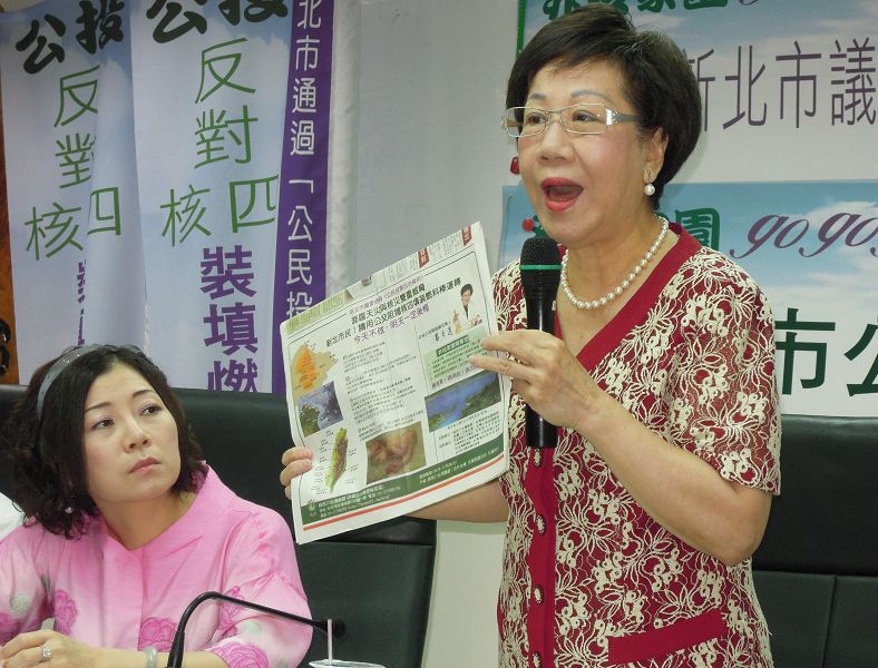 呂秀蓮也向總統馬英九喊話,「台灣的大當家馬英九,您是要勞師動眾的連署通過公投反核四,還是要傾聽、順從民意,宣布停止核四的繼續興建?」圖:陳冠廷/攝 呂秀蓮也向總統馬英九喊話,「台灣的大當家馬英九,您是要勞師動眾的連署通過公投反核四,還是要傾聽、順從民意,宣布停止核四的繼續興建?」圖:陳冠廷/攝