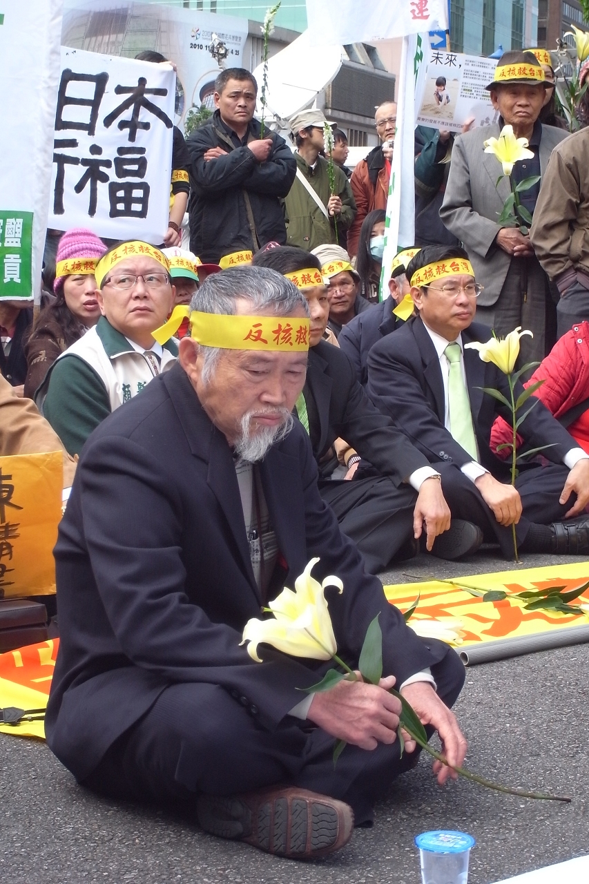 貢寮居民也表示,看到福島核能電廠的事故,貢寮居民非常沉痛,他們無法承受任何一次的核能災害,要求馬英九和行政院針對所有核電廠進行評估。圖片:楊宗興/攝 貢寮居民也表示,看到福島核能電廠的事故,貢寮居民非常沉痛,他們無法承受任何一次的核能災害,要求馬英九和行政院針對所有核電廠進行評估。圖片:楊宗興/攝