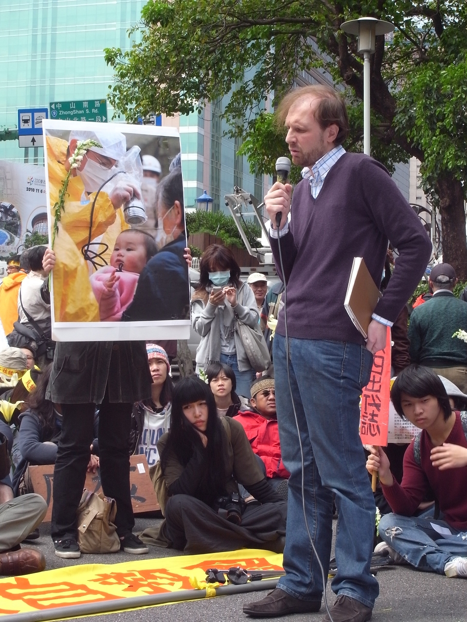 一位曾在日本研究核電廠工人的法國學者洪保羅(Paul Robin)今天也在現場呼籲台灣不要再興建核四廠了。圖片:楊宗興/攝 一位曾在日本研究核電廠工人的法國學者洪保羅(Paul Robin)今天也在現場呼籲台灣不要再興建核四廠了。圖片:楊宗興/攝