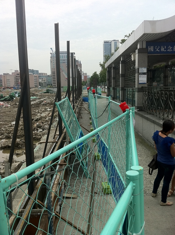 家住大巨蛋工地附近的居民崔茂森表示,自己是建築師,遠雄開工雖然沒有違反建管規定,但工程單位架設的乙種圍籬規格太低,除了高度不夠讓外人容易入侵,還有可能發生工程異物穿越網狀圍籬傷害路上行人的情況,他建議,遠雄應該等阻隔效果更佳的甲種圍籬架設完成後,再進行開工。圖片:楊宗興/攝 家住大巨蛋工地附近的居民崔茂森表示,自己是建築師,遠雄開工雖然沒有違反建管規定,但工程單位架設的乙種圍籬規格太低,除了高度不夠讓外人容易入侵,還有可能發生工程異物穿越網狀圍籬傷害路上行人的情況,他建議,遠雄應該等阻隔效果更佳的甲種圍籬架設完成後,再進行開工。圖片:楊宗興/攝