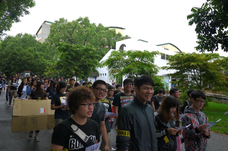 約兩百多名東海大學學生今天上午遊行到校長室門口,抗議校方準備在鹿舍興建美術系工坊。圖片來源:翻攝臉書 約兩百多名東海大學學生今天上午遊行到校長室門口,抗議校方準備在鹿舍興建美術系工坊。圖片來源:翻攝臉書