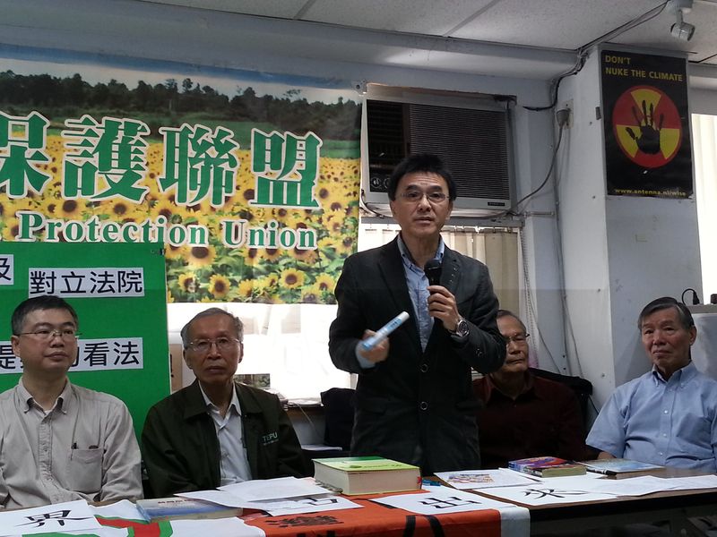 清大社研所教授王俊秀(站立者)表示,政府「像美國一樣思考,像福島一樣出事」,政府聲稱核災不會發生,是一種樂觀暴力。圖:陳沛佑攝影 清大社研所教授王俊秀(站立者)表示,政府「像美國一樣思考,像福島一樣出事」,政府聲稱核災不會發生,是一種樂觀暴力。圖:陳沛佑攝影