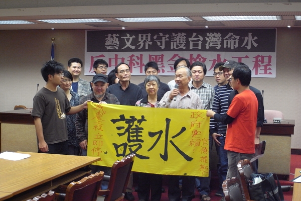 中科四期計畫面臨全面檢討,但其引水工程仍持續進行,引發民間不滿,多位藝文界人士20日召開記者會,聲援農民希望引水工程停工的訴求。圖片:楊宗興/攝 中科四期計畫面臨全面檢討,但其引水工程仍持續進行,引發民間不滿,多位藝文界人士20日召開記者會,聲援農民希望引水工程停工的訴求。圖片:楊宗興/攝