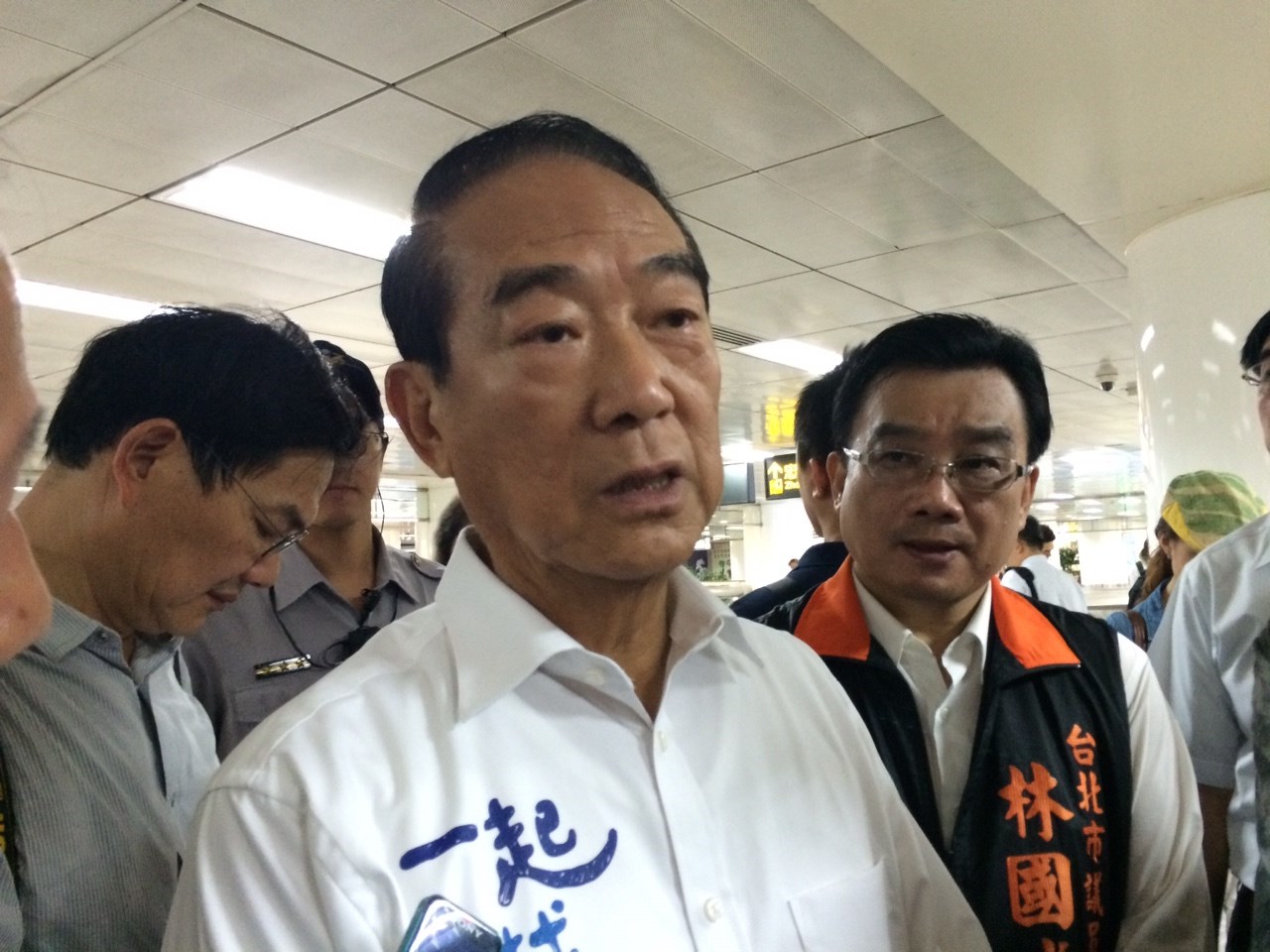 親民黨總統參選人宋楚瑜22日對於核四問題表示,核四是拼裝車,安全性受質疑,未來會重新檢視是否安全,對核四態度「強烈保留」。圖:符芳碩/攝 親民黨總統參選人宋楚瑜22日對於核四問題表示,核四是拼裝車,安全性受質疑,未來會重新檢視是否安全,對核四態度「強烈保留」。圖:符芳碩/攝
