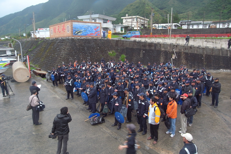 警方為了明天的遊行也大動員,下午將120名台灣本島調集運送至蘭嶼,4時許載滿警力的恆星輪緩緩駛進開元港,隨即在港邊進行整裝。圖片:楊宗興/攝 警方為了明天的遊行也大動員,下午將120名台灣本島調集運送至蘭嶼,4時許載滿警力的恆星輪緩緩駛進開元港,隨即在港邊進行整裝。圖片:楊宗興/攝