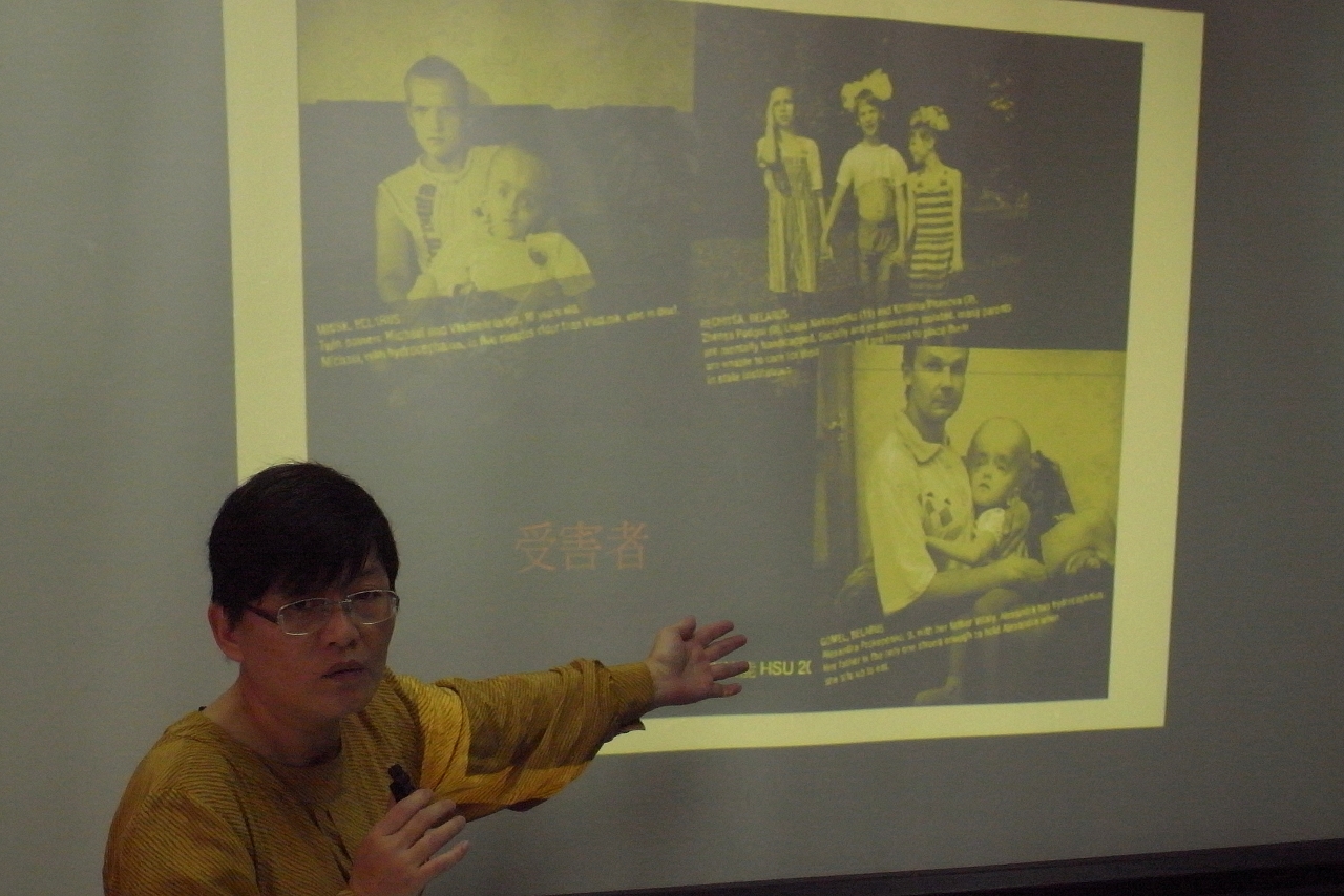 台灣環盟學術委員會召集人、台灣大學大氣系教授徐光蓉指著受核災波及的災民照片表示,如果馬上就死了反而輕鬆,但核電廠對人體的危害往往持續數十年,讓自己和家庭一直活在痛苦中。圖片來源:楊宗興/攝 台灣環盟學術委員會召集人、台灣大學大氣系教授徐光蓉指著受核災波及的災民照片表示,如果馬上就死了反而輕鬆,但核電廠對人體的危害往往持續數十年,讓自己和家庭一直活在痛苦中。圖片來源:楊宗興/攝