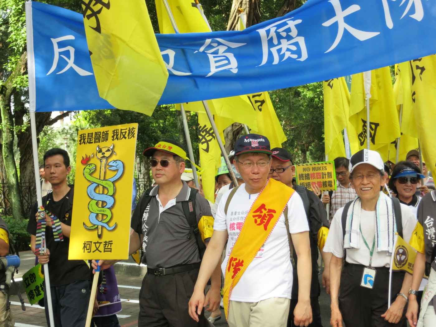 台大醫師柯文哲參與反貪腐大隊遊行。圖:林朝億/攝 台大醫師柯文哲參與反貪腐大隊遊行。圖:林朝億/攝