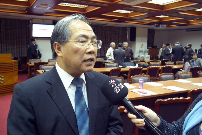 立法院教育及文化委員會今(3)日上午邀請經濟部與原能會對《非核家園推動法》草案表達意見,會前國民黨團與民進黨團進行協商。圖:楊宗興/攝 立法院教育及文化委員會今(3)日上午邀請經濟部與原能會對《非核家園推動法》草案表達意見,會前國民黨團與民進黨團進行協商。圖:楊宗興/攝