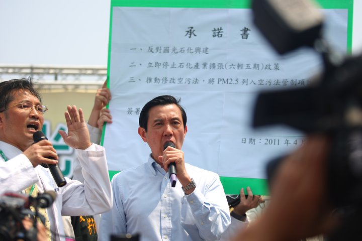 總統馬英九3日參加反國光餐會在台上被主持人粗口嗆聲,引發爭議,彰化醫界聯盟代表、同時也是餐會主持人林世賢表示,如果發言用詞讓大家感到不雅,他公開向馬英九道歉。圖片來源:翻攝臉書 總統馬英九3日參加反國光餐會在台上被主持人粗口嗆聲,引發爭議,彰化醫界聯盟代表、同時也是餐會主持人林世賢表示,如果發言用詞讓大家感到不雅,他公開向馬英九道歉。圖片來源:翻攝臉書