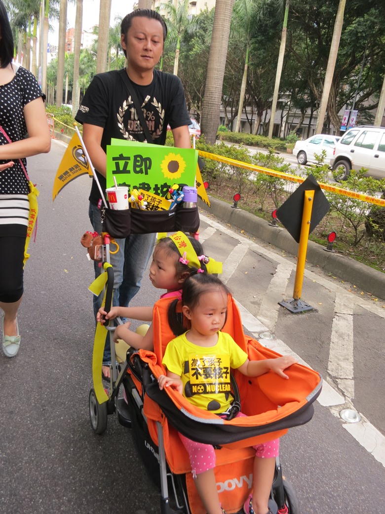 民眾推著娃娃車,全家一起出來反核。圖:林朝億/攝 民眾推著娃娃車,全家一起出來反核。圖:林朝億/攝