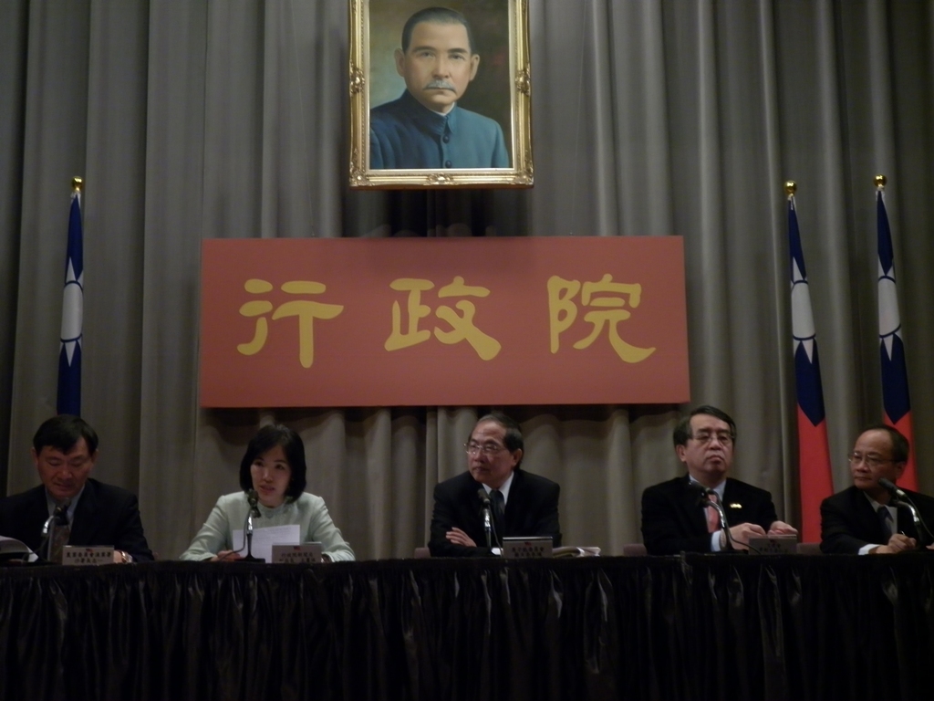 經濟部長工業局副局長周能傳(最左)7日在行政院會後記者會中表示,國光石化若無法通過環評,必然會考慮外移的問題,但經濟部現在還沒有放棄。圖片:謝莉慧攝 經濟部長工業局副局長周能傳(最左)7日在行政院會後記者會中表示,國光石化若無法通過環評,必然會考慮外移的問題,但經濟部現在還沒有放棄。圖片:謝莉慧攝