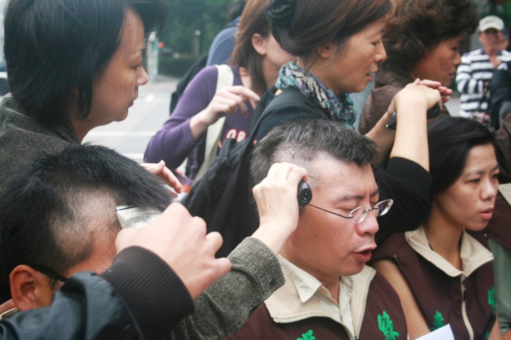 從蒼茂的頭髮到光頭,象徵地球的森林因建設而被砍伐。圖片:李雲深/攝影 從蒼茂的頭髮到光頭,象徵地球的森林因建設而被砍伐。圖片:李雲深/攝影