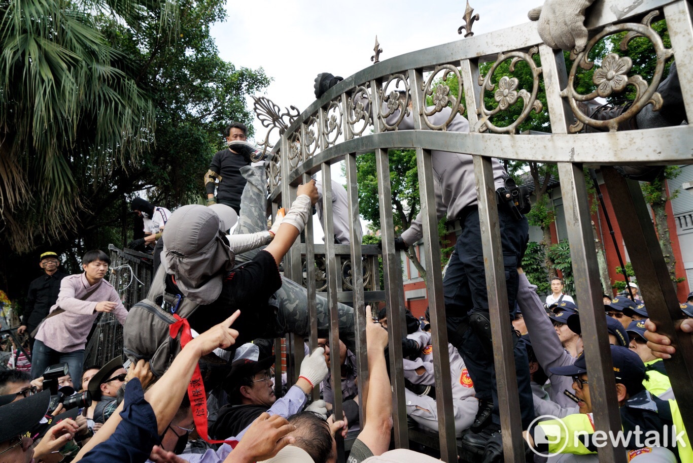 反年改團體於立院陳情抗議，爆發衝突，多位記者受到傷害。   圖：張良一/攝