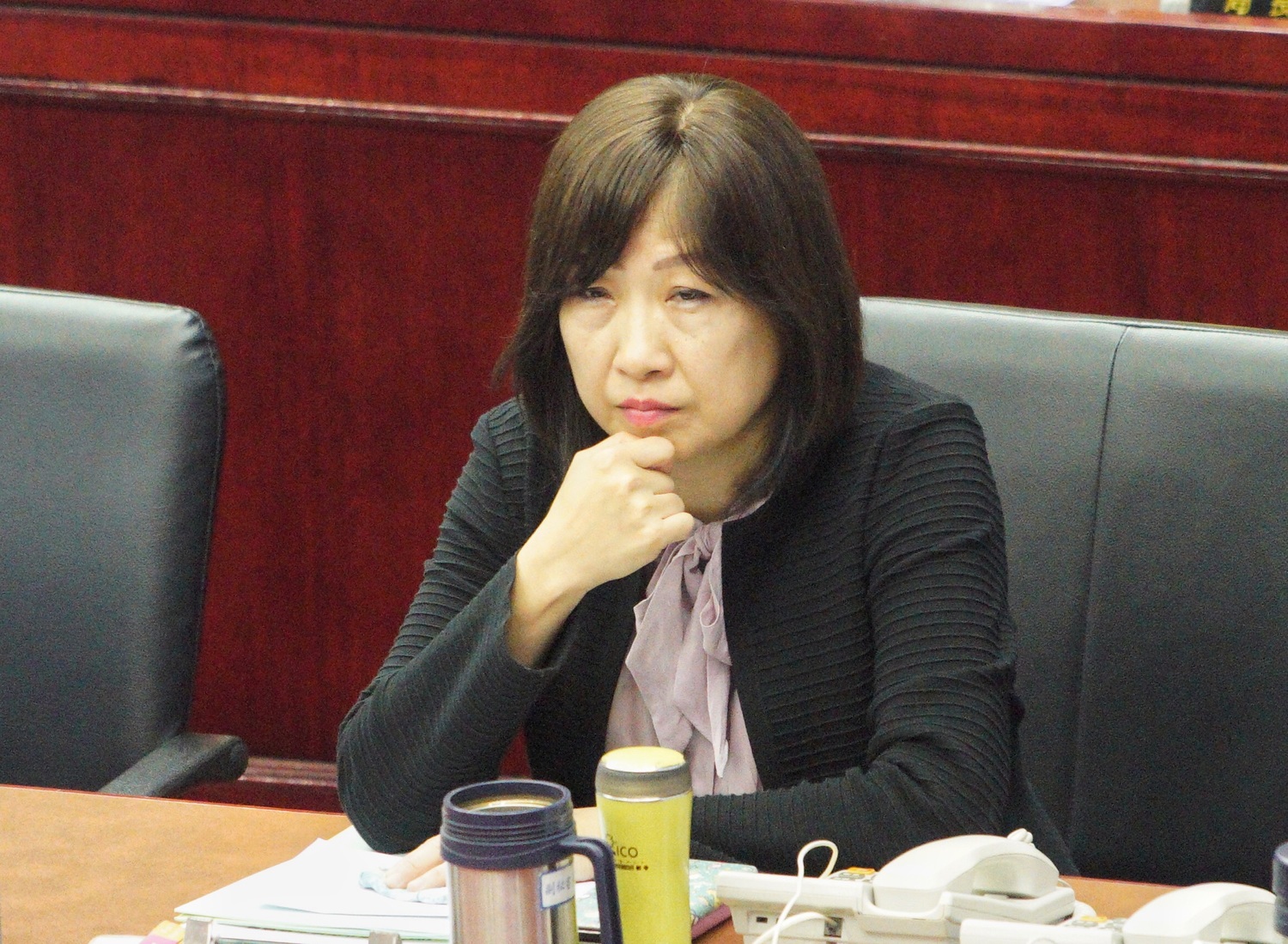 台北市政府副秘書長李文英在台北市議會備詢。   圖：張良一／攝