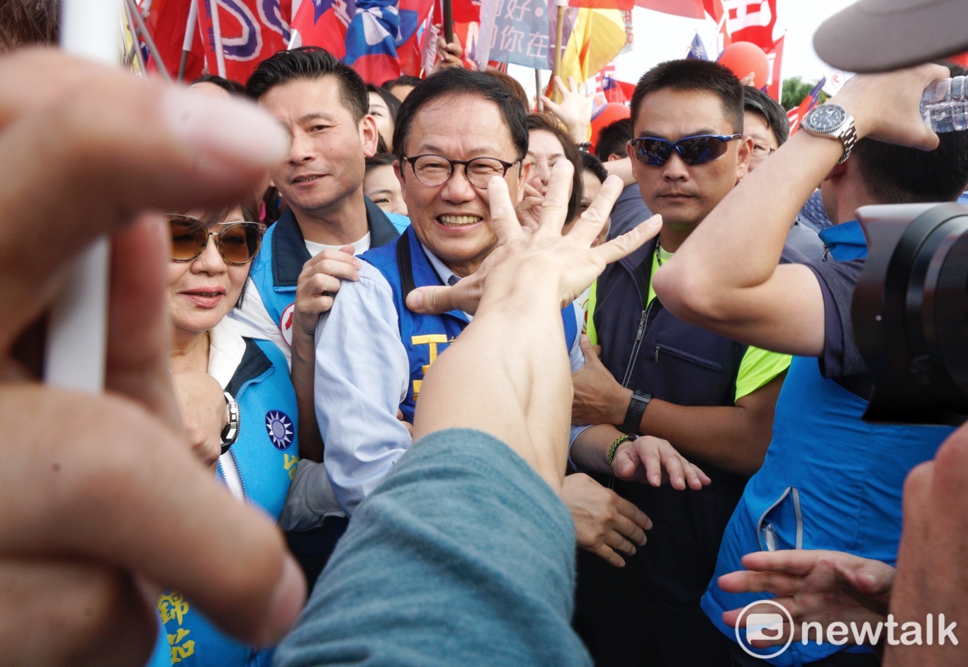國民黨台北市長侯選人丁守中在凱道舉行造勢大會，場面熱烈。   圖：張良一/攝