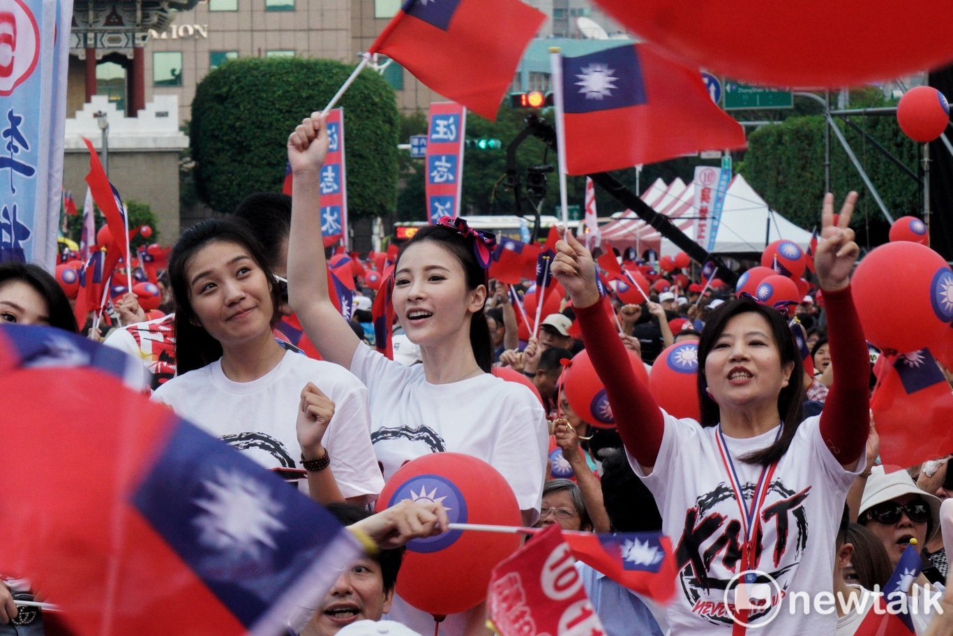 國民黨台北市長侯選人丁守中在凱道舉行造勢大會，場面熱烈。   圖：張良一