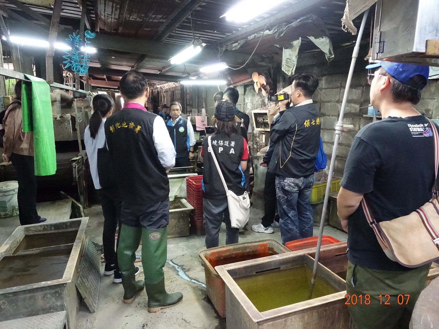 業者利用廠區下方排水道排放六價鉻廢水。