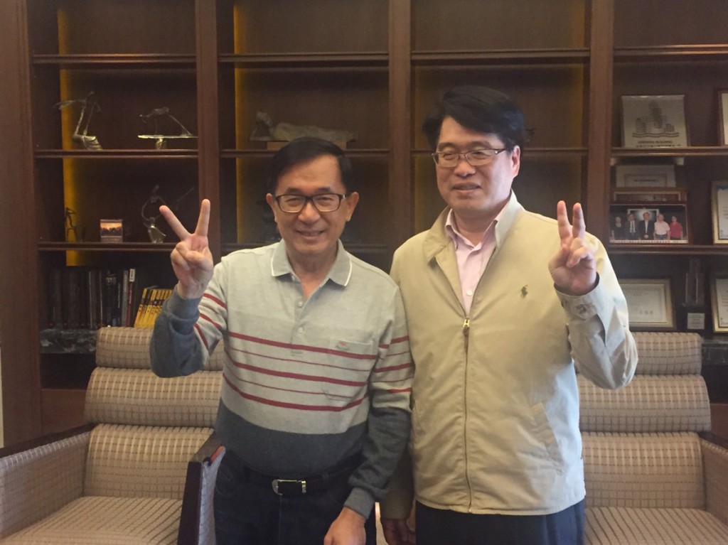 民進黨主席候選人游盈隆(右)向前總統陳水扁請益。   圖：游盈隆／提供